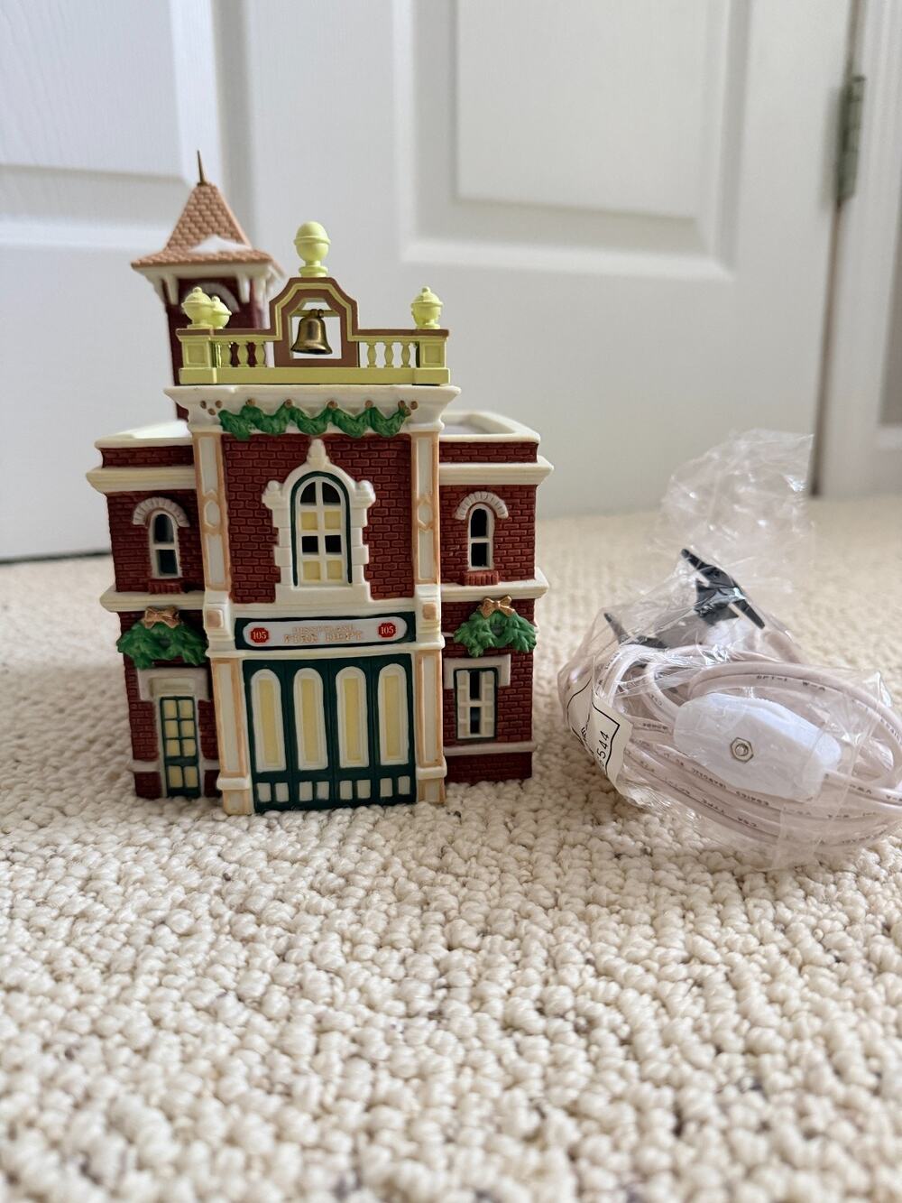 Dept 56 Disney Parks Village Disneyland Fire Department #105 5352-0 Retired NIB